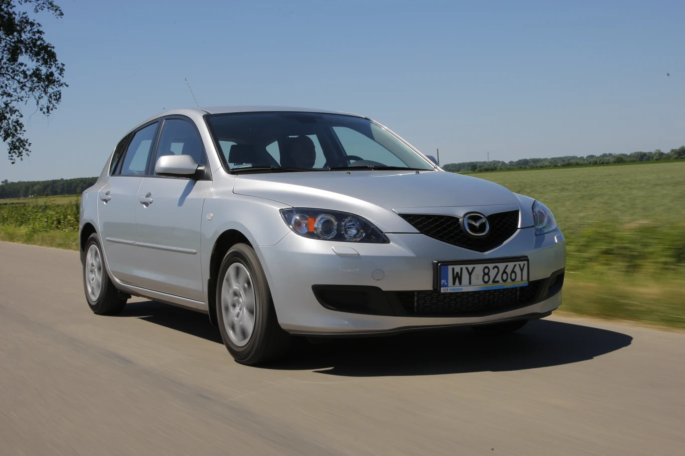 Pierwsza "trójka" była produkowana w latach 2003-2009. W 2006 roku auto przeszło lifting.