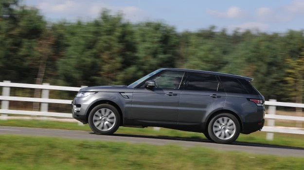 Z zewnątrz Sport łączy najlepsze cechy Evoque'a i największego Range Rovera.