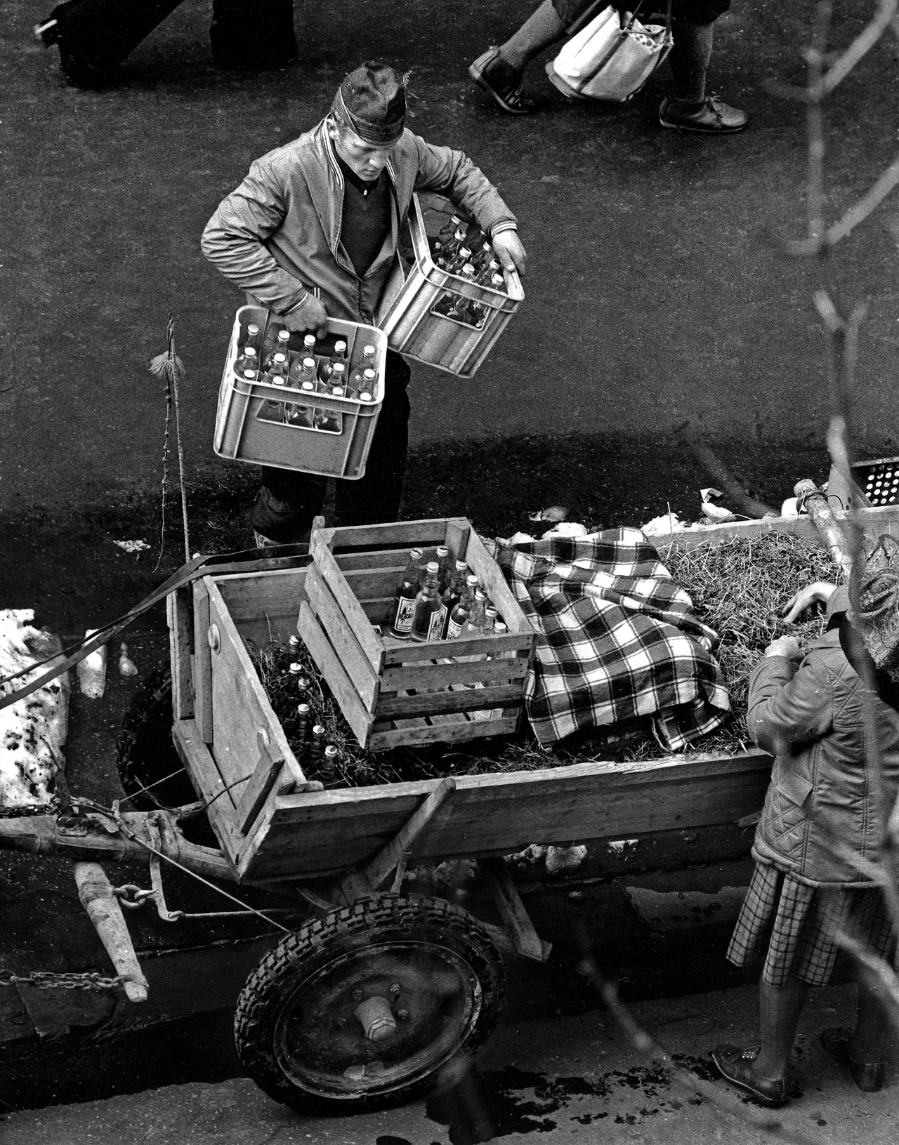 Zakopane 1974 - góral wynosi ze sklepu Pewex wódkę "Żytnia", która w tym trybie sprzedaży (za waluty wymienialne) była znacznie tańsza Zakopane 1974 - góral wynosi ze sklepu Pewex wódkę "Żytnia", która w tym trybie sprzedaży (za waluty wymienialne) była znacznie tańsza
