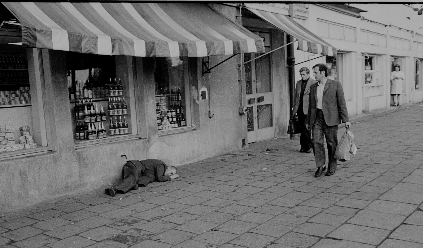 Warszawa - Praga , 1976- pijak leżący pod wystawą sklepu z alkoholami przy ul.Targowej Warszawa - Praga , 1976- pijak leżący pod wystawą sklepu z alkoholami przy ul.Targowej