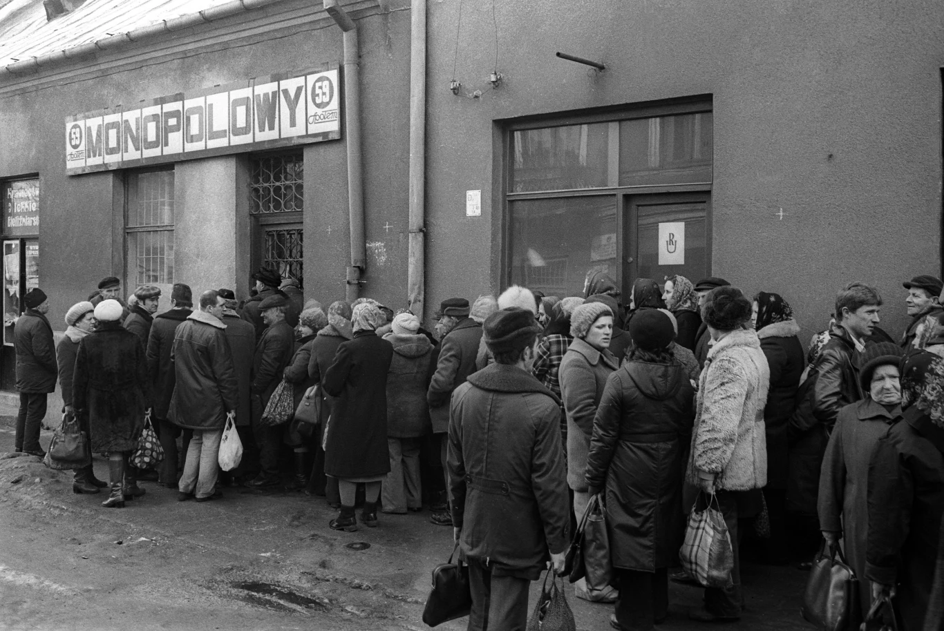 Kolejka przed sklepem monopolowym w okolicach bazaru w Kielcach, 1979 Kolejka przed sklepem monopolowym w okolicach bazaru w Kielcach, 1979