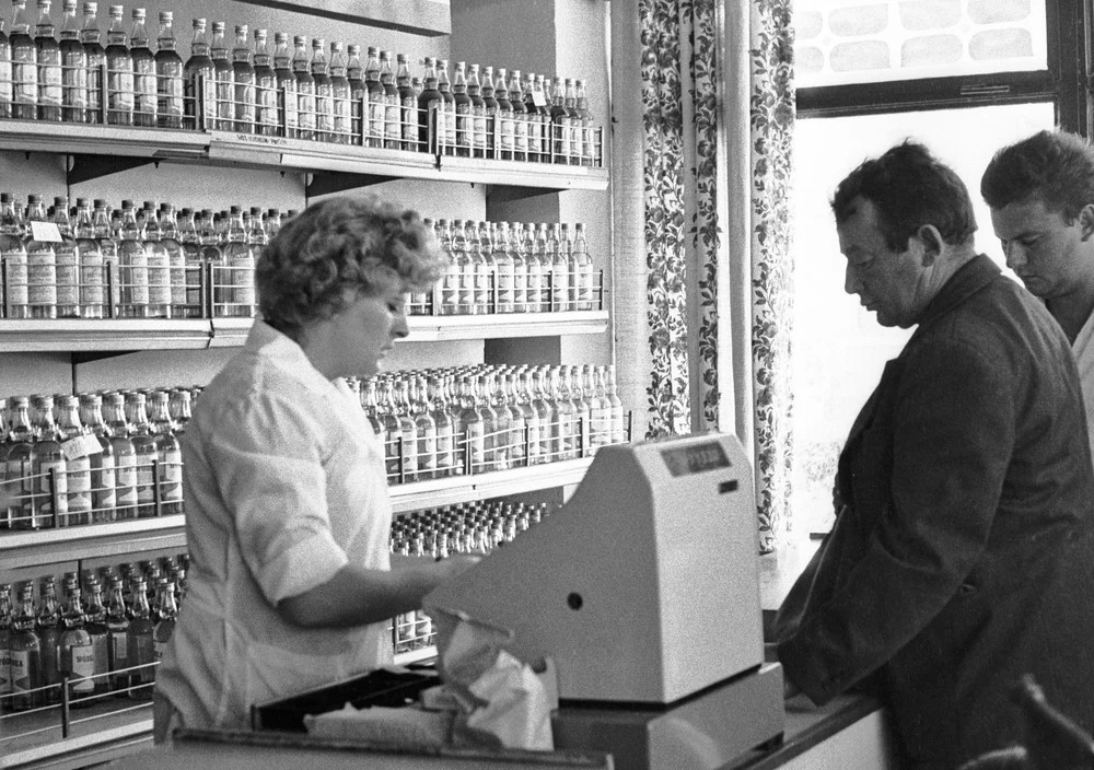 1980, Chełm Lubelski - sprzedaż alkoholu w sklepie spożywczym WSS Społem 1980, Chełm Lubelski - sprzedaż alkoholu w sklepie spożywczym WSS Społem
