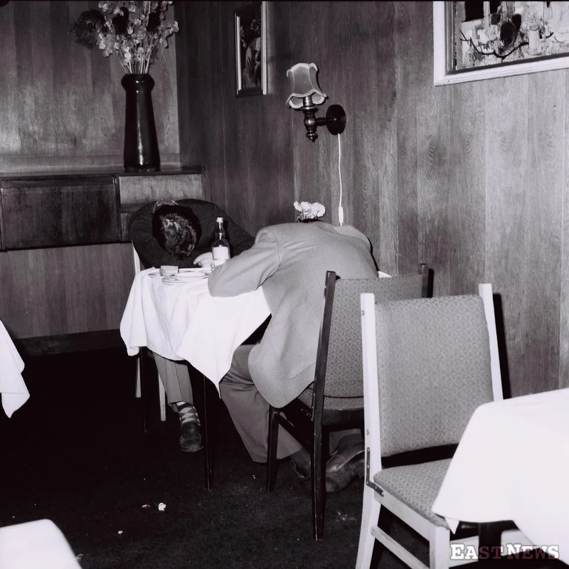 Pijani goście w warszawskiej restauracji, 1984 Pijani goście w warszawskiej restauracji, 1984