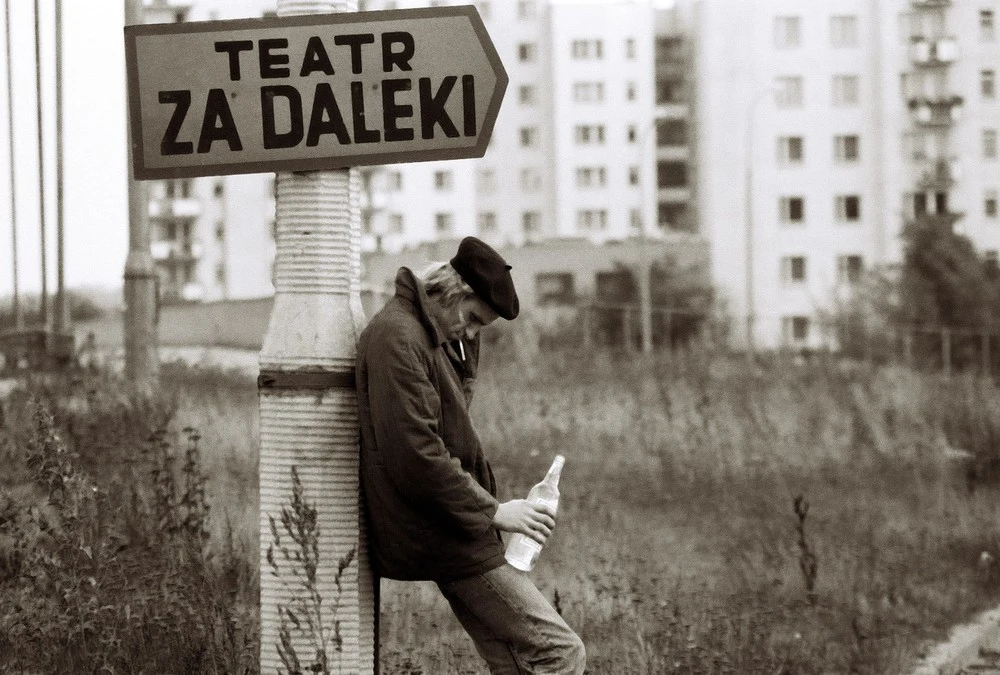 1987 Warszawa Ursynów, pijany mężczyzna przy drogowskazie "Teatr za Daleki" 1987 Warszawa Ursynów, pijany mężczyzna przy drogowskazie "Teatr za Daleki"