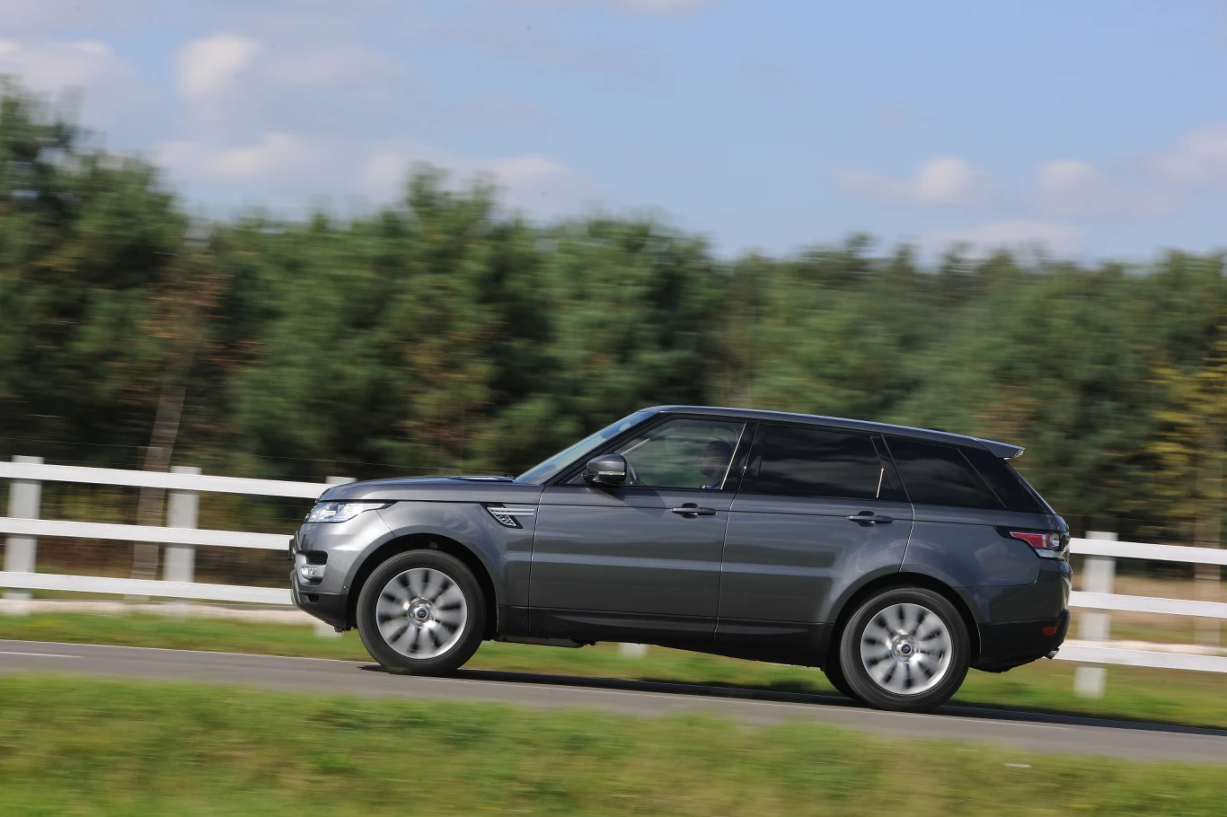 Z zewnątrz Sport łączy najlepsze cechy Evoque'a i największego Range Rovera.