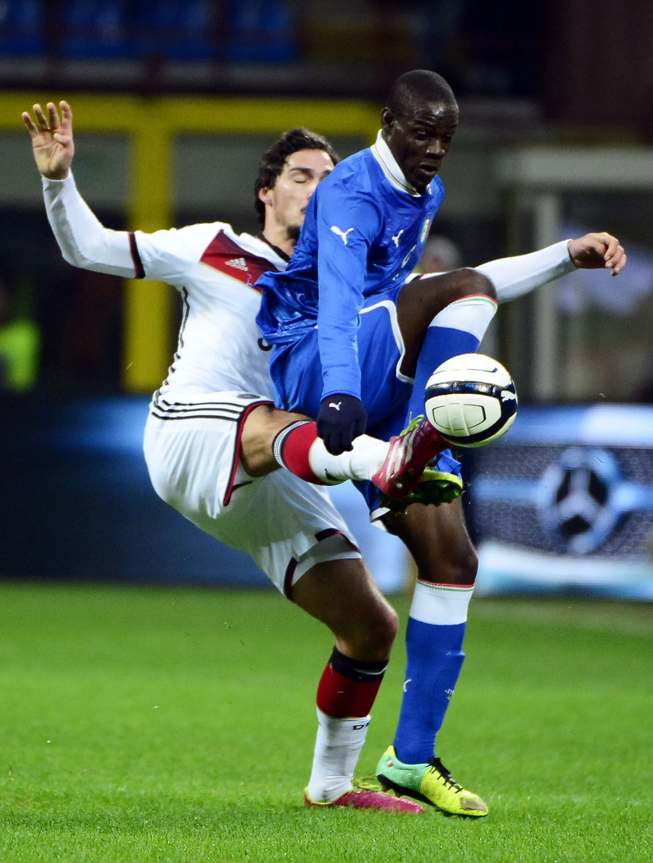 Gwiazda reprezentacji Włoch - Mario Balotelli (z prawej) i obrońca Niemiec Mats Hummels Gwiazda reprezentacji Włoch - Mario Balotelli (z prawej) i obrońca Niemiec Mats Hummels