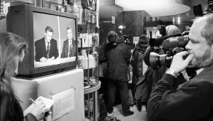 Aleksander Kwaśniewski i Lech Wałęsa w trakcie debaty prezydenckiej w 1995 r.