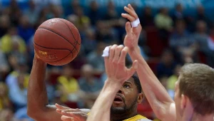 Lance Jeter (z piłką) blokowany przez Cezarego Trybańskiego
