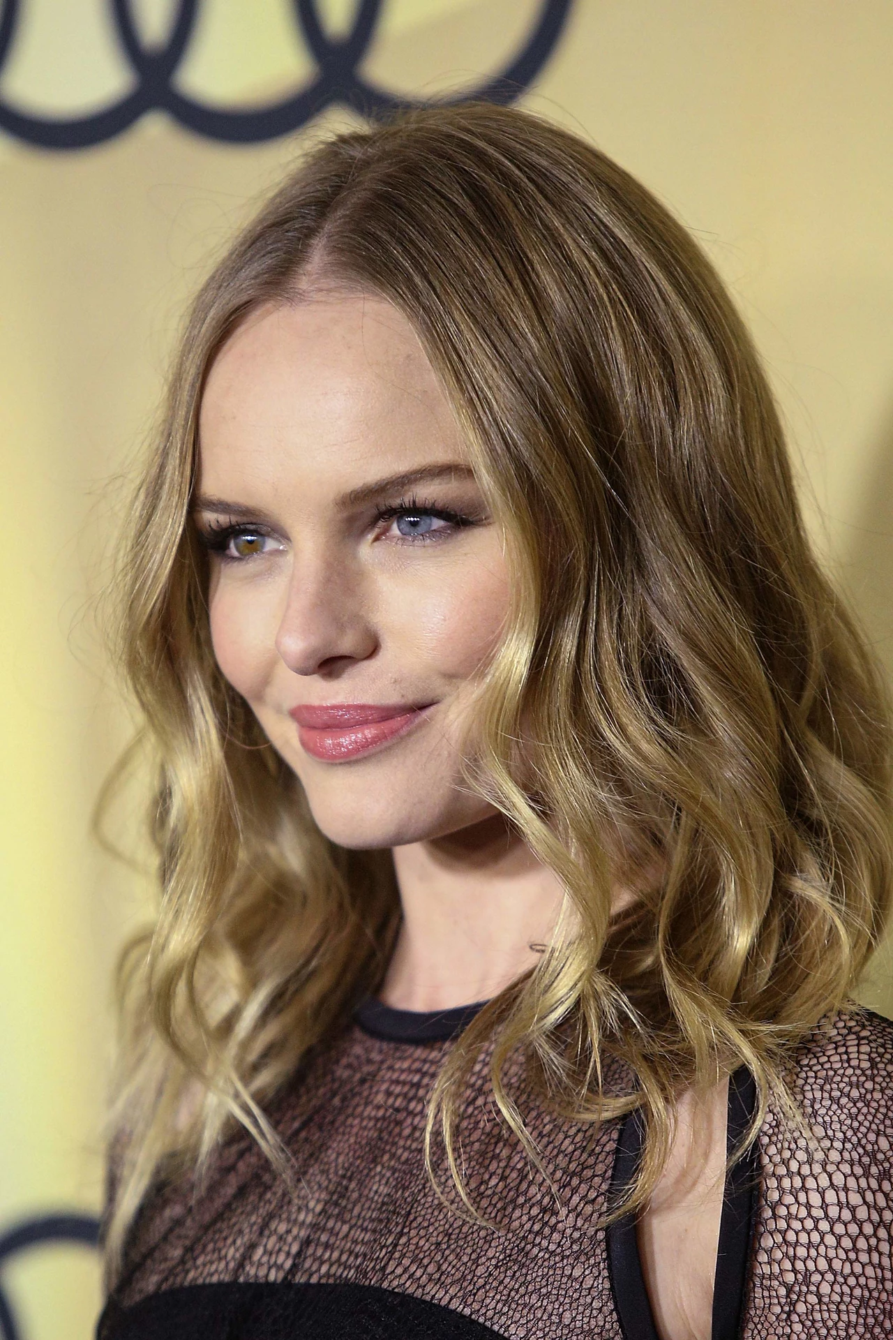 Fryzura Kate Bosworth jest lekka dzięki „niedopracowanemu” przedziałkowi. Pozorny nieład jest bardzo pożądany!