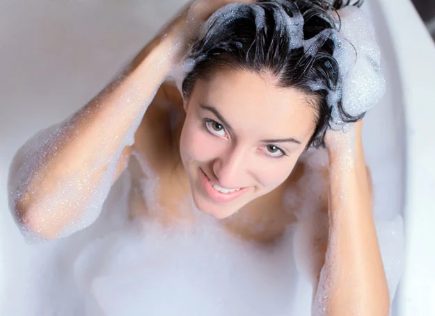 Stosuj po myciu włosów nawilżającą odżywkę, np. w sprayu bez spłukiwania