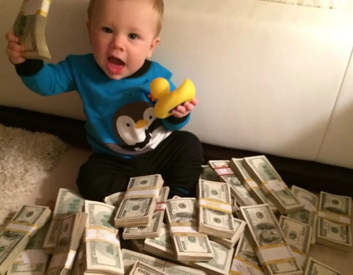 Na zdjęciu widzimy bratanka Dana, który dostał od swojego wujka pliki banknotów... do zabawy Na zdjęciu widzimy bratanka Dana, który dostał od swojego wujka pliki banknotów... do zabawy