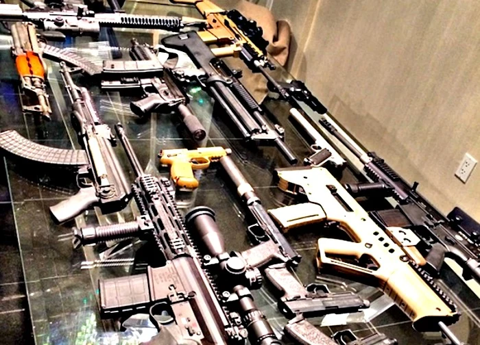 "Boję się, że kiedy ktoś włamie się do mojego domu, to nie będę wiedział, której broni mam użyć"... "Boję się, że kiedy ktoś włamie się do mojego domu, to nie będę wiedział, której broni mam użyć"...