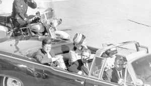 Przejazd pary prezydenckiej przez plac Dealey w Dallas. Za chwilę padną strzały