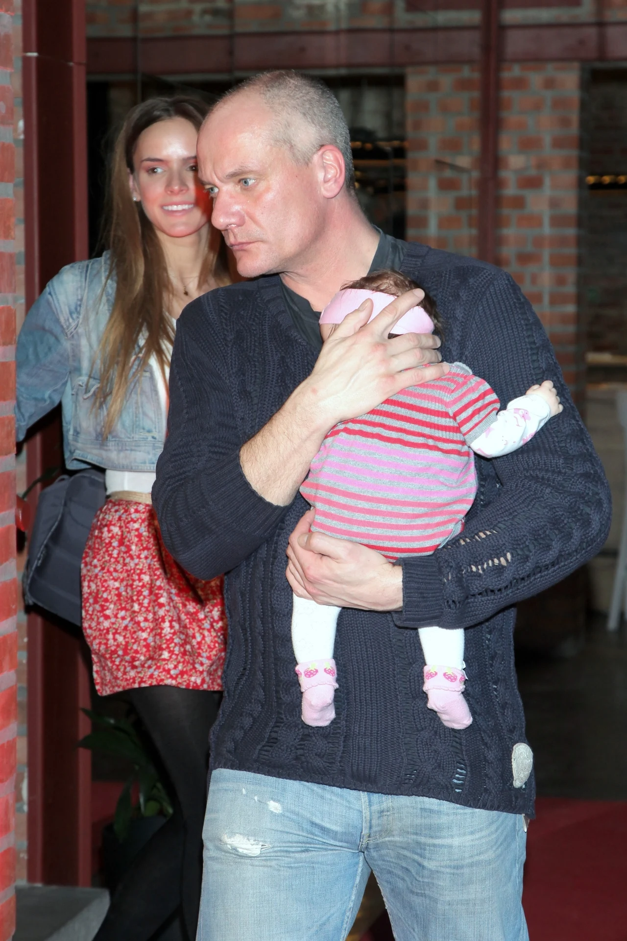 Piotr Zelt z małą Amelią. W tle Monika Ordowska Piotr Zelt z małą Amelią. W tle Monika Ordowska