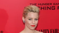 Elizabeth Banks w topie i spodniach projektu Jenny Packham