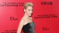 Elizabeth Banks w topie i spodniach projektu Jenny Packham