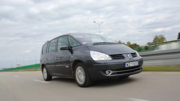 Prędkość 140 km/h nie robi wrażenia na Renault Espace. W środku pozostaje wciąż zaskakująco cicho, a 6-biegowy automat sprawia, że obroty są niskie.