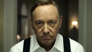 „House of Cards” pokazuje mechanizmy rządzące polityką, rozgrywki przedstawicieli elity, którzy okazują się równie bezwzględni jak gangsterzy
