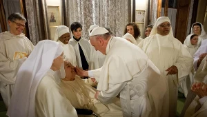 Papież Franciszek w otoczeniu sióstr