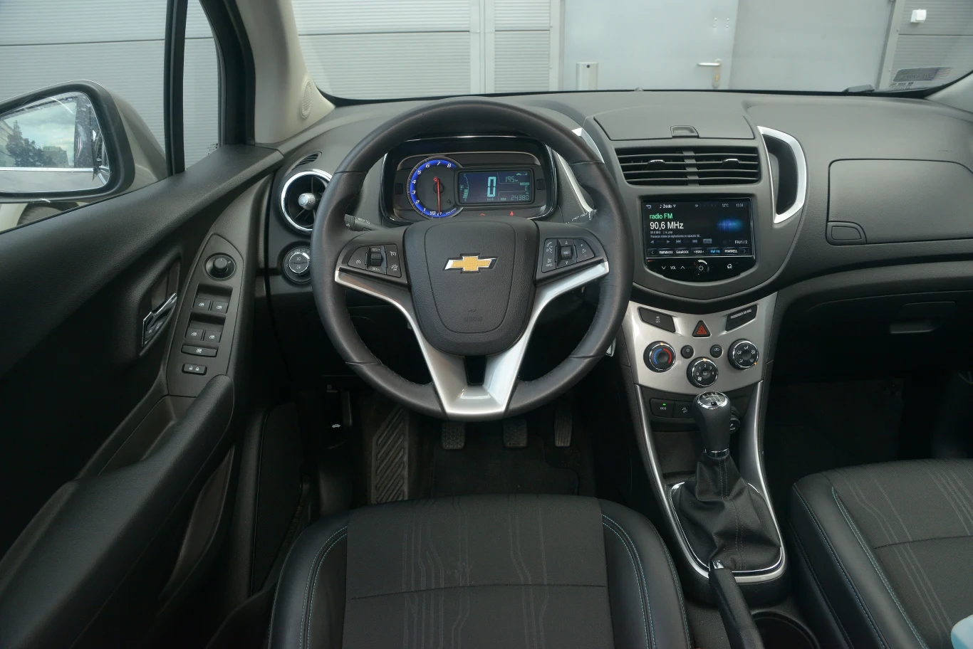 Chevrolet Trax 1.6 LT: mimo że materiały są twarde, deska rozdzielcza Traxa nie trąci taniością. Jest tu pełno schowków i półek. Zegary są czytelne. Cyfry na prędkościomierzu przy rozpędzaniu przeskakują o kilka.