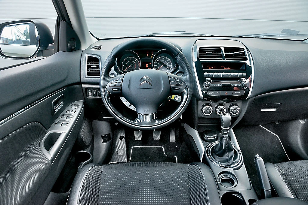 Citroen C4 Aircross 1.6i 115 Seduction: deska rozdzielcza z niezłej jakości, miękkim materiałem w górnej części, pochodzi z ASX-a. Inna jest kierownica wielofunkcyjna z logo Citroena. Pokrętła do obsługi klimatyzacji pracują dość ciężko.