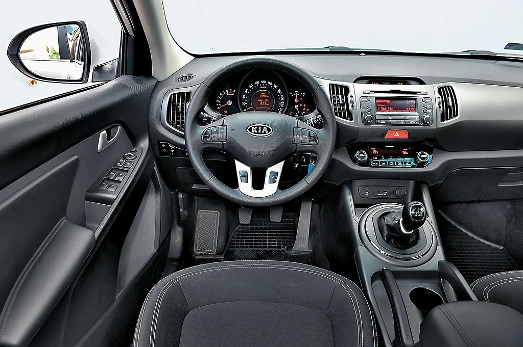 Kia Sportage 1.6 GDI S: najlepsza jakość spośród aut biorących udział w teście i (z małym wyjątkiem) logicznie rozplanowane elementy obsługi. W wielki prędkościomierz wpisano wyświetlacz komputera pokładowego.