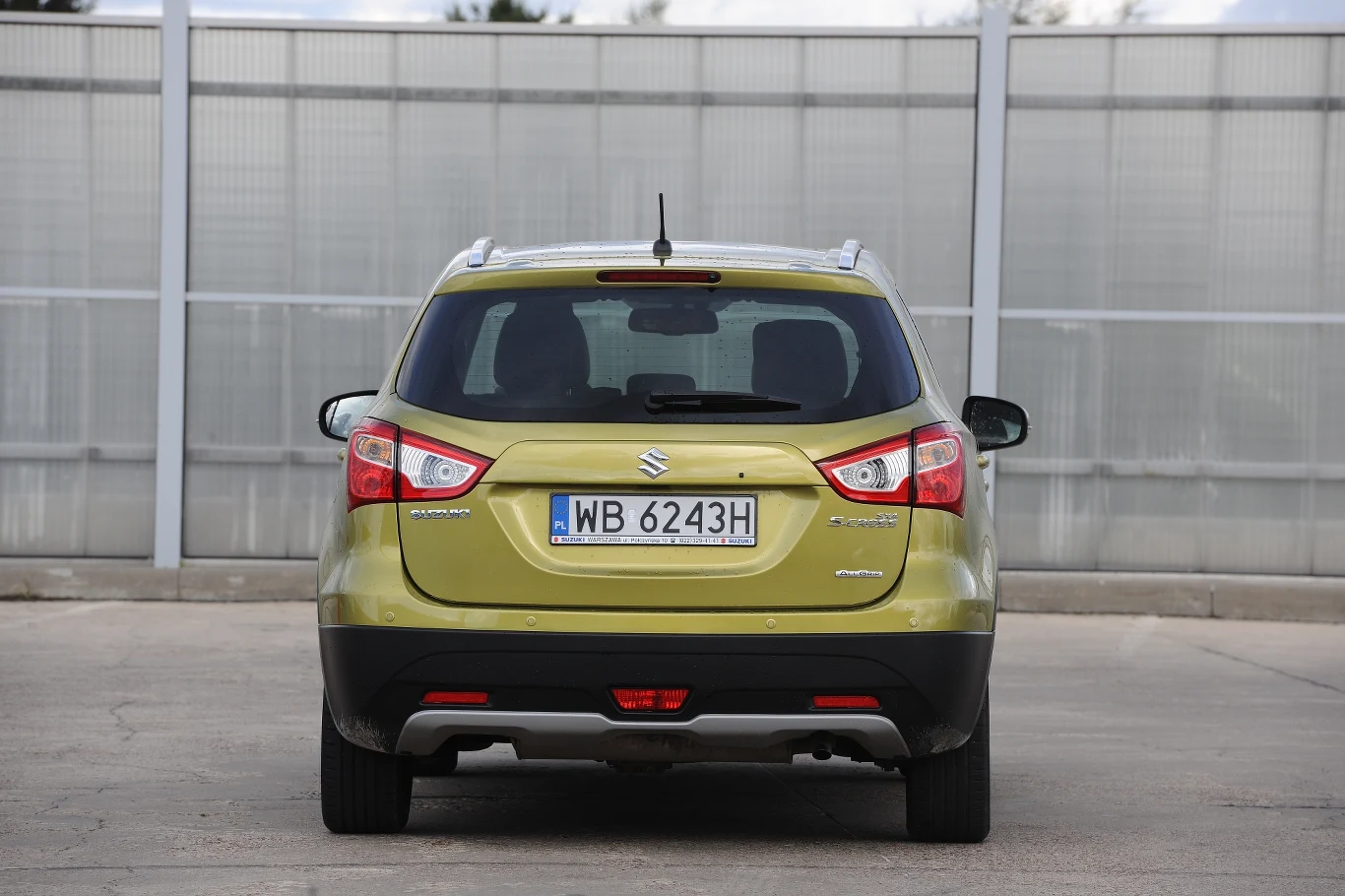 Najnowsze Suzuki nie wygląda najnowocześniej. Z tyłu styliści upodobnili je wyraźnie do... Nissana Qashqaia.