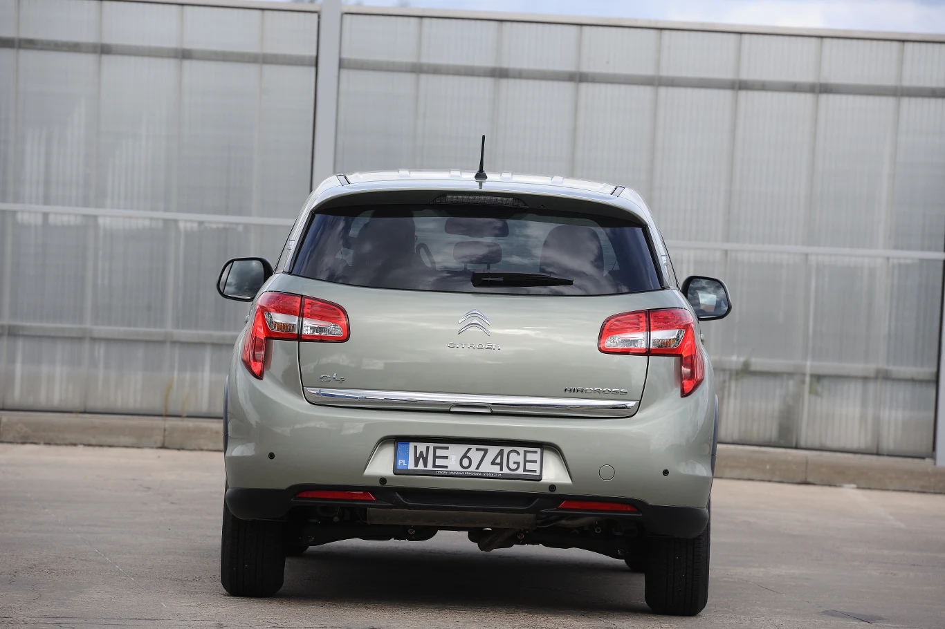 Tylną część nadwozia Citroena od Mitsubishi ASX-a odróżniają nowe pokrywa bagażnika, zderzak oraz lampy.
