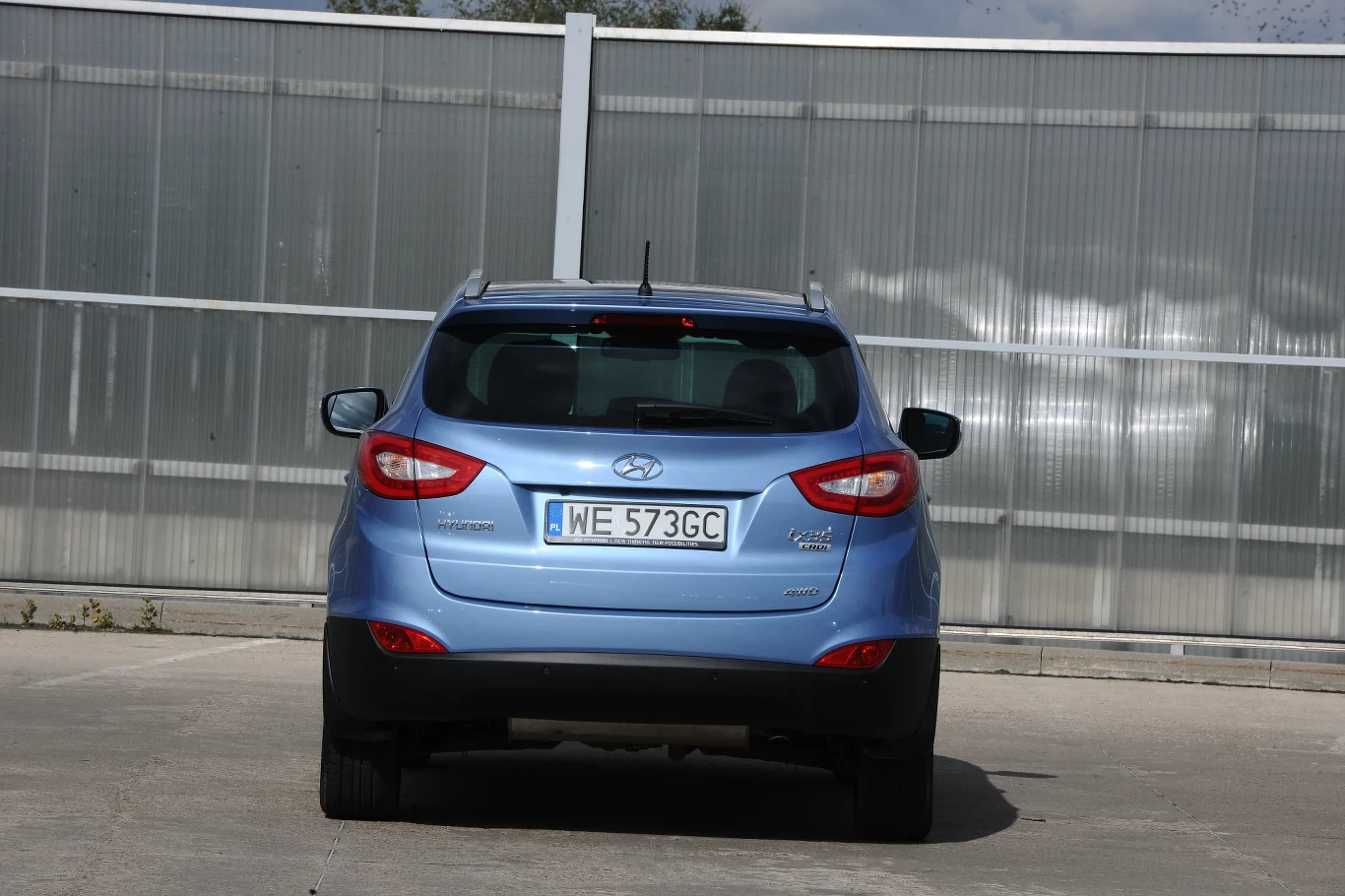 Odnowione auto od tyłu najlepiej rozpoznać po innych lampach z jasnym wnętrzem i czerwoną obwódką.