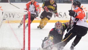 Daniel Minge (P) z JKH GKS Jastrzębie atakuje bramkarza HC GKS Katowice Ondreja Raszka