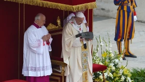 Papież Franciszek z relikwiami św. Piotra