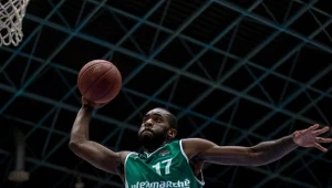Christian Eyenga (C) ze Stelmetu Zielona Góra wkłada piłkę do kosza Śląska Wrocław