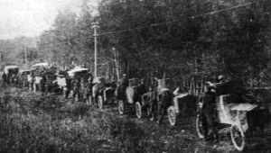 Kolumna wozów pancernych ford FT-B 