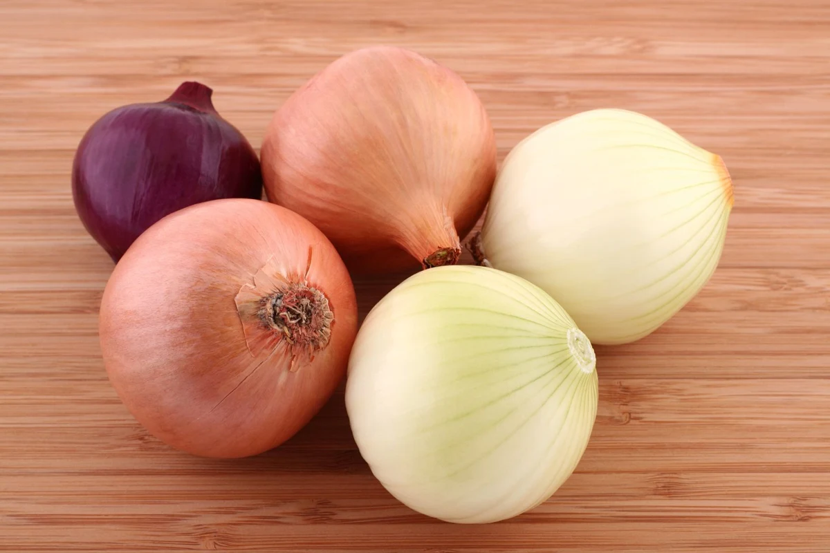 Chcąc zagęścić sos, warto użyć cebuli Chcąc zagęścić sos, warto użyć cebuli