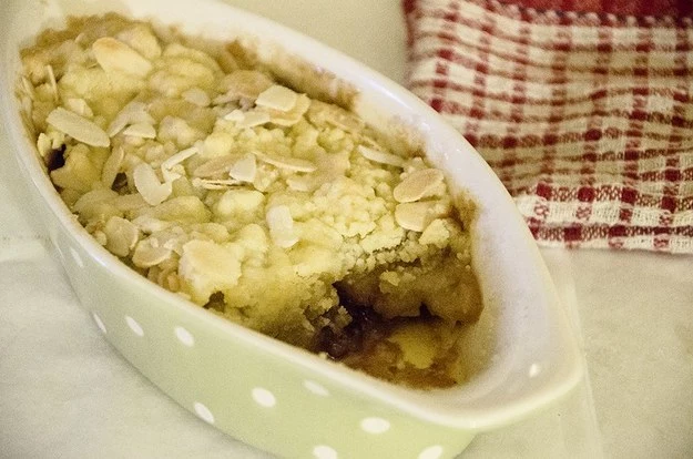 Crumble, czyli kruszonka z jabłkami i daktylami, fot. Malwina Zaborowska