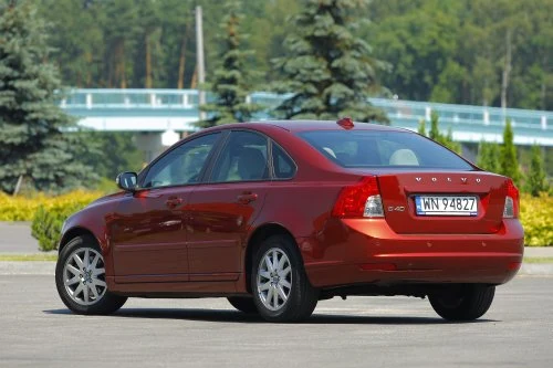 Sedan ze względu na mniejszą funkcjonalność jest nieco tańszy od kombi.