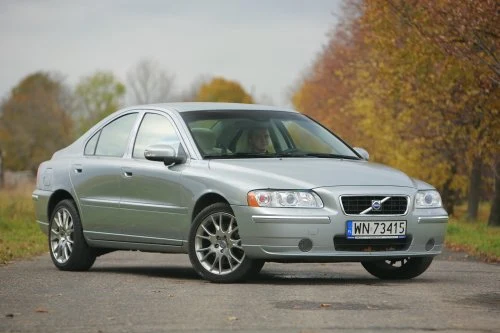 Volvo S60 w 2005 roku przeszło delikatny lifting.