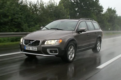 Obecna wersja: XC70 (od 2007 r.). Ceny od 60 000 zł.