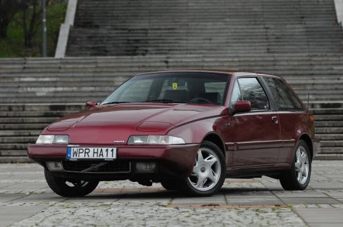 Volvo 480 (1985-1995) w swoim czasie nie cieszyło się powodzeniem. Teraz jest . poszukiwanym youngtimerem. Ceny od 5000 zł.