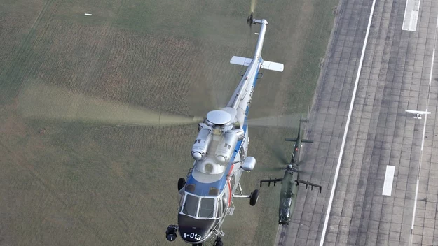 Śmigłowce Mi-24 i W-3A Sokół w locie nad stolicą