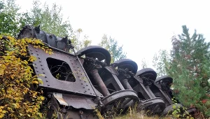 Podwozie lokomotywy rosyjskiej produkcji. Obydwa odnalezione parowozy były przewrócone na bok, ale zachowały się w bardzo dobrym stanie. Maszynistami pracującymi przy „Budowie nr 503” byli również więźniowie.