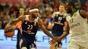 Koszykarz Stelmetu Zielona Góra Christian Eyenga (z prawej)