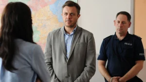 Andrzej jest przesłuchiwany. Ciążą na nim poważne zarzuty współudziału w przekręcie.  