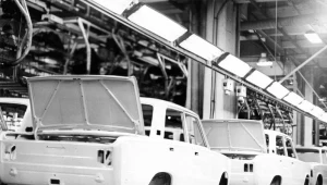 Fabryka Samochodów Osobowych FSO na żeraniu, Warszawa, lata 60. Na zdjęciu: linia montażowa fiata 125p