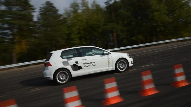 Trzydrzwiowy VW Golf, dzięki pakietowi Cup Edition, prowadzi się jeszcze pewniej niż auto seryjne.