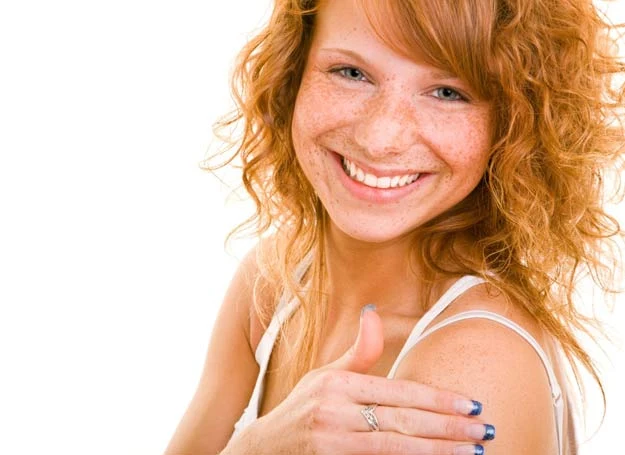 Osoby mające na skórze znamiona lub przebarwienia powinny je starannie obserwować Osoby mające na skórze znamiona lub przebarwienia powinny je starannie obserwować