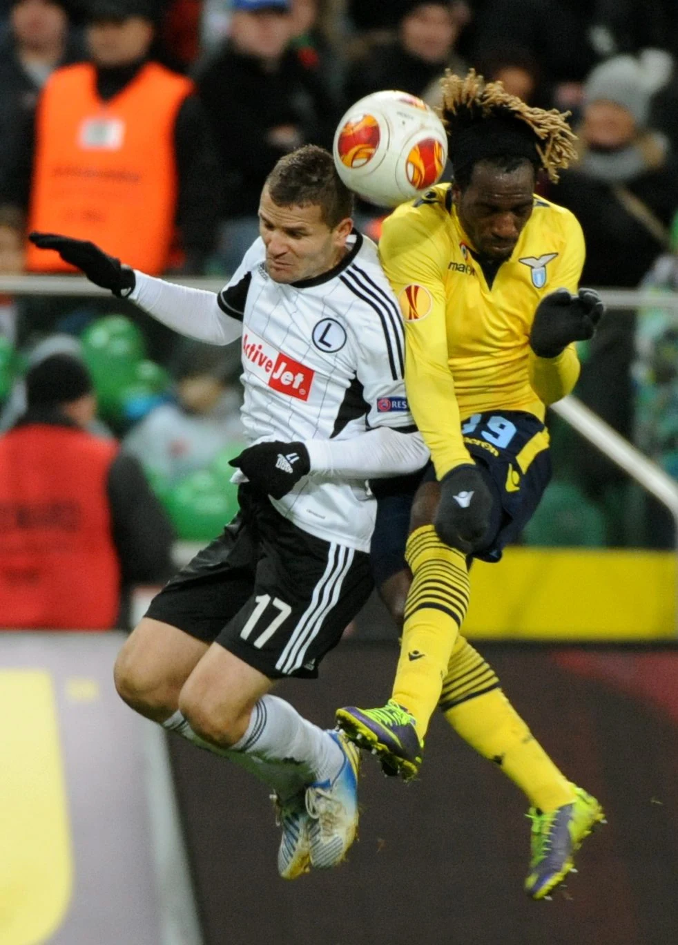 W wyskoku do piłki Tomasz Brzyski (L) z Legii i Luis Cavanda W wyskoku do piłki Tomasz Brzyski (L) z Legii i Luis Cavanda