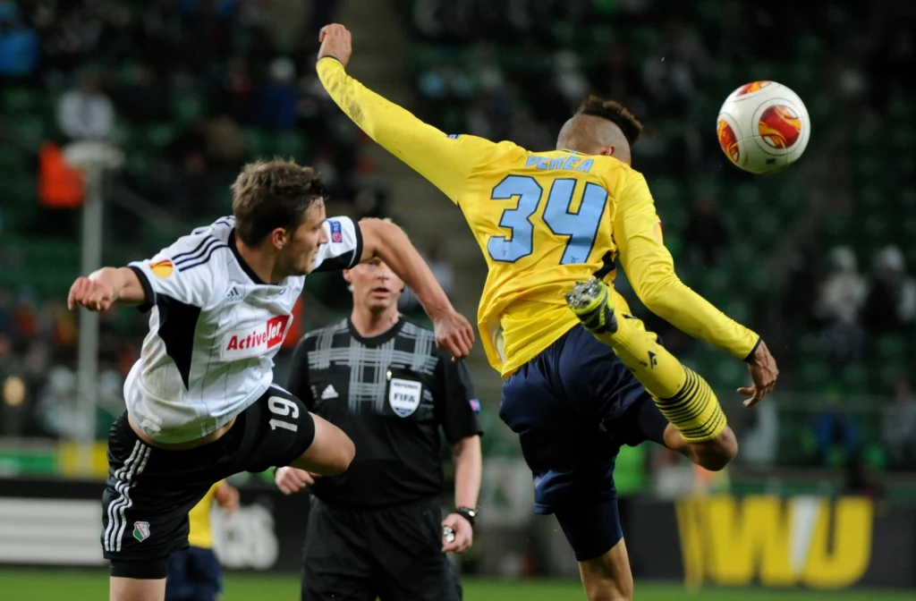 W akcji Bartosz Bereszyński (L) ze stołecznej Legii i Brayan Perea W akcji Bartosz Bereszyński (L) ze stołecznej Legii i Brayan Perea