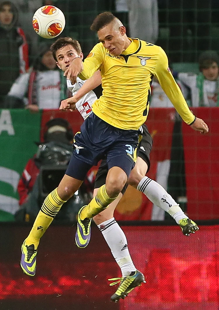 W wyskoku do piłki Brayan Perea (P) z Lazio Rzym i Bartosz Bereszyński W wyskoku do piłki Brayan Perea (P) z Lazio Rzym i Bartosz Bereszyński