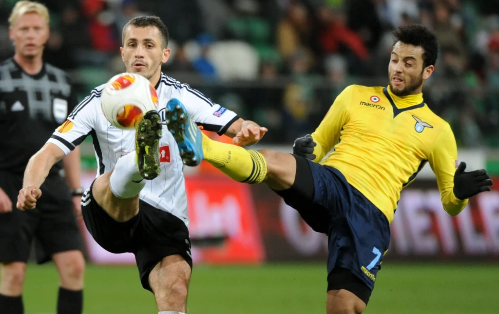 W akcji do piłki wyskoku do piłki Tomasz Jodłowiec (L) ze stołecznej Legii i Felipe Anderson W akcji do piłki wyskoku do piłki Tomasz Jodłowiec (L) ze stołecznej Legii i Felipe Anderson